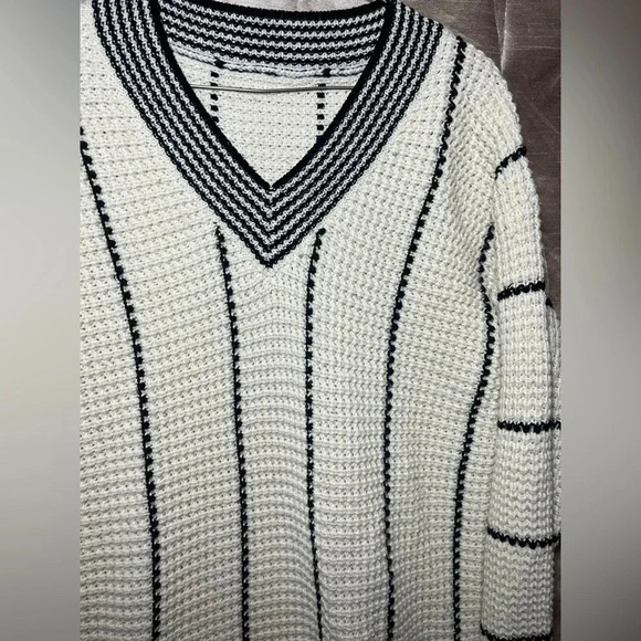 Ladies Knit Sweater - Picture 7 of 8